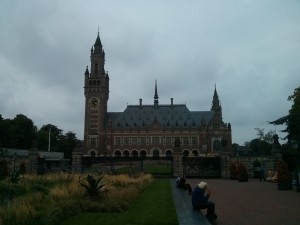 Palác míru v Haagu, kde sídlí různé mezinárodní soudní instituce